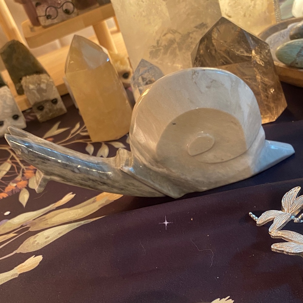 Gray onyx Snail Figurine